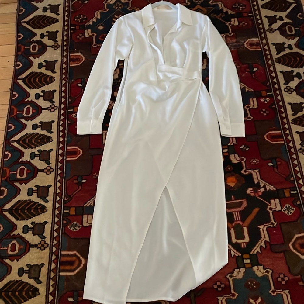 Choosy white satiny long dress with plunging neckline, shirred waist and slit